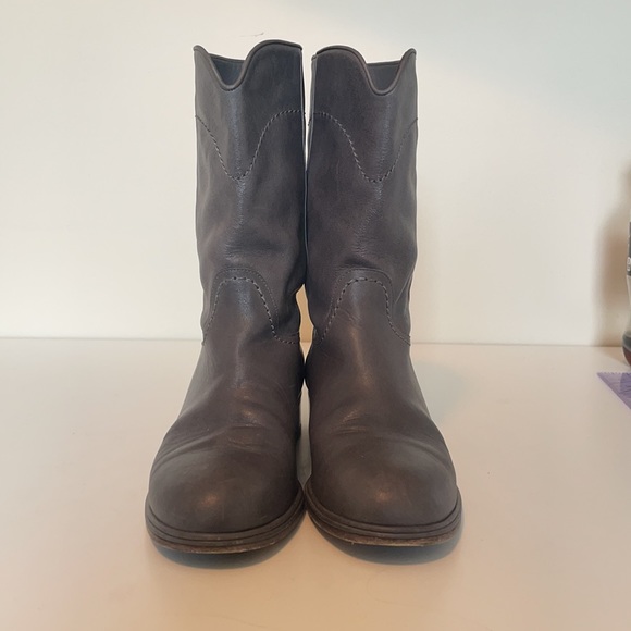 🧚♀️🧚♀️🧚♀️Chanel Authentic dark/medium grey leather boots. - Picture 3 of 12